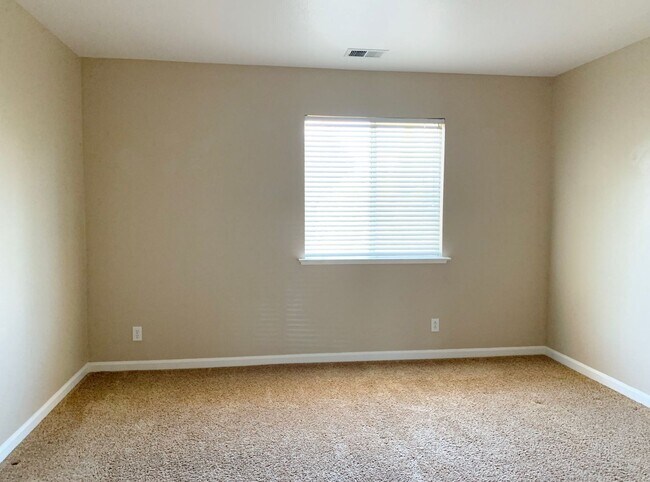 Building Photo - 4 Bedroom Home in Hollister