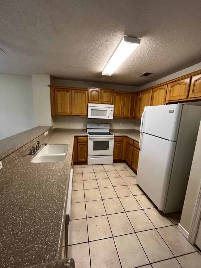 Building Photo - 204 Johnson Ct