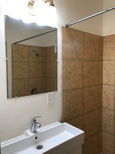 Building Photo - 1374 W 37th Pl