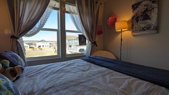 Building Photo - IMMACULATE 4 BED/2.5 BATH CUSTOM BUILT HOME IN SKYLINE RIDGE!