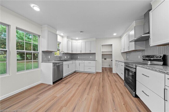 Building Photo - 4 bedroom Single Family home in Fianna Hils