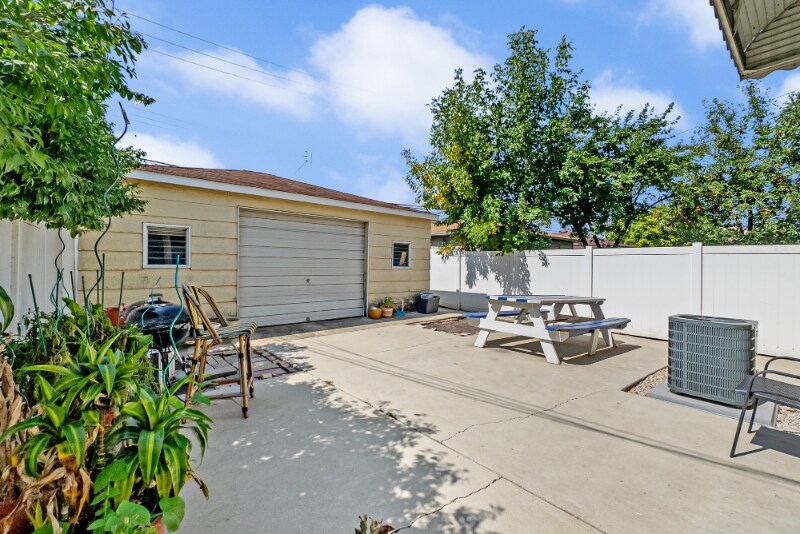 Building Photo - 5742 N Francisco Ave