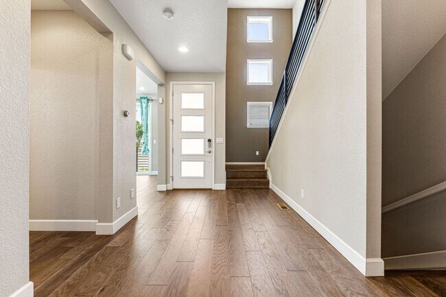 Building Photo - Modern End Unit in the Meadows!