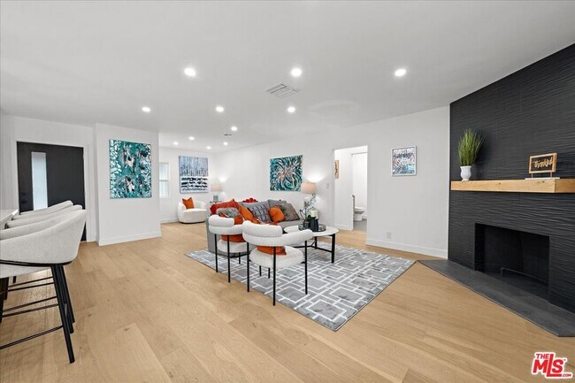 Building Photo - 5815 Saloma Ave