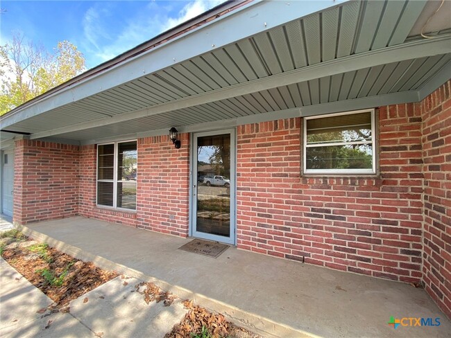 Building Photo - 1613 Miranda Ave