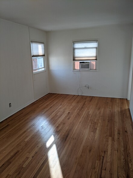 Building Photo - 1546 Rendall Pl