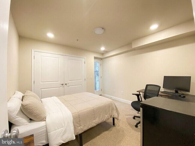 Building Photo - 1950 N Gratz St