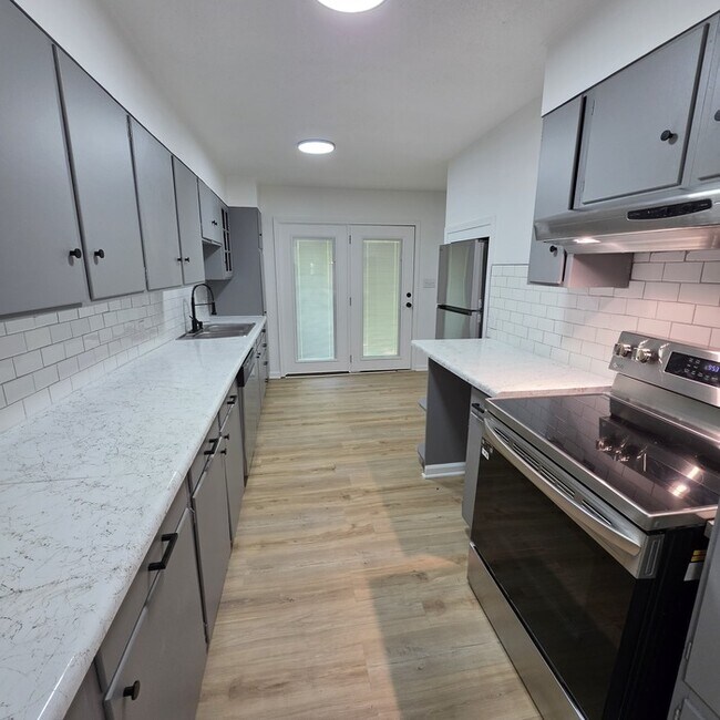 Building Photo - Spacious 4 bedrooms and 2 full baths home located on Holmes Rd in Kansas City, MO