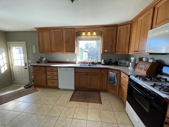 Building Photo - CHARMING HOME IN GREAT LOCATION!