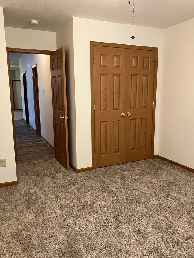 Building Photo - Modern & Spacious 2-Bedroom Ranch Condo – ...