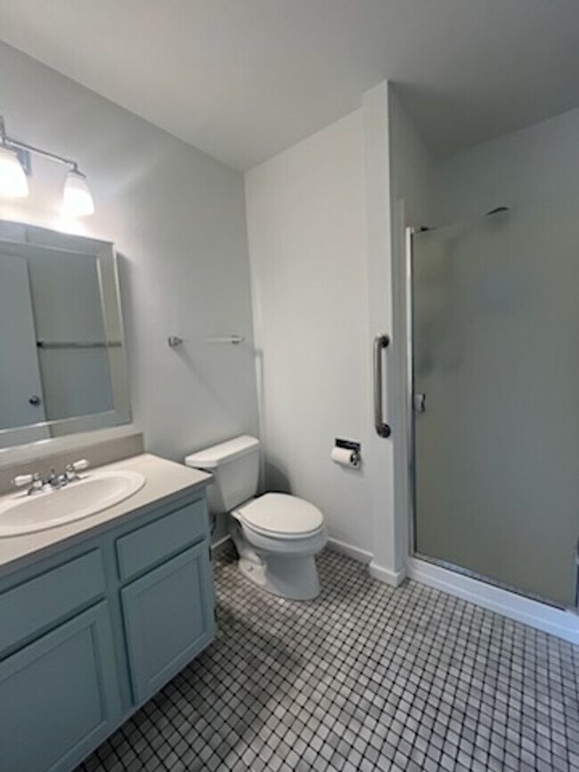 Building Photo - **Bright & Updated 2-Bedroom Condo with Water View in Friday Harbor!**