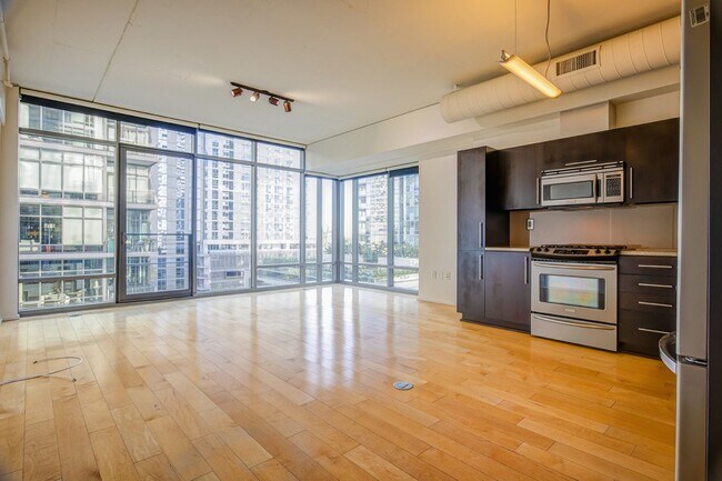 Building Photo - 1100 S Hope St