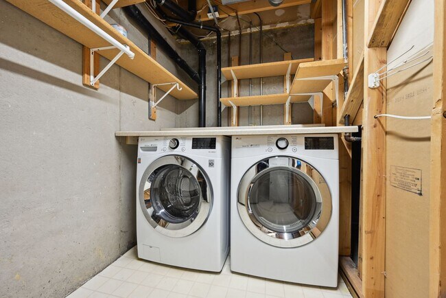 Building Photo - 2 Bedroom townhome in Denver