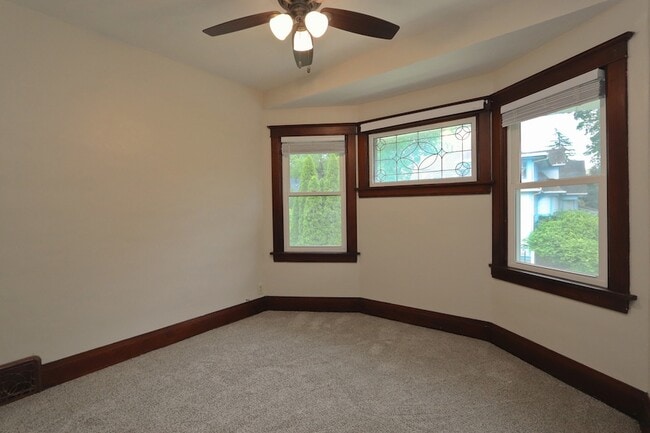 Building Photo - 416 1/2 W Jackson Street Unit