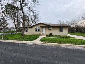 Building Photo - 3/2 on Corner Lot in Burnet