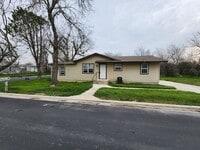 Building Photo - 3/2 on Corner Lot in Burnet