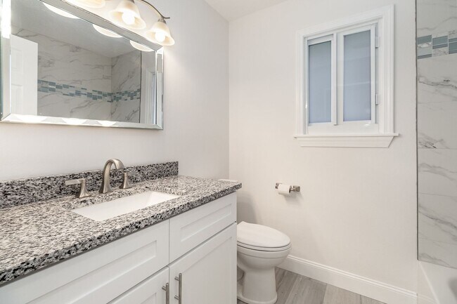 Building Photo - Beautiful Pool Home only Blocks from the Ocean!