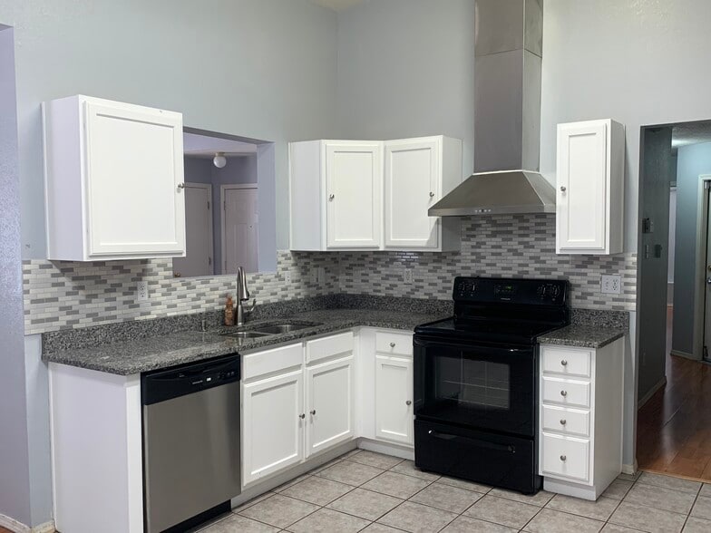 kitchen - 11623 Singing Arrow Rd SE