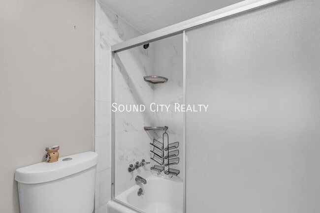 Building Photo - 403 Raintree Dr