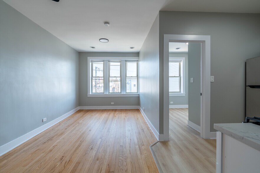 Building Photo - 6239 N Western Ave