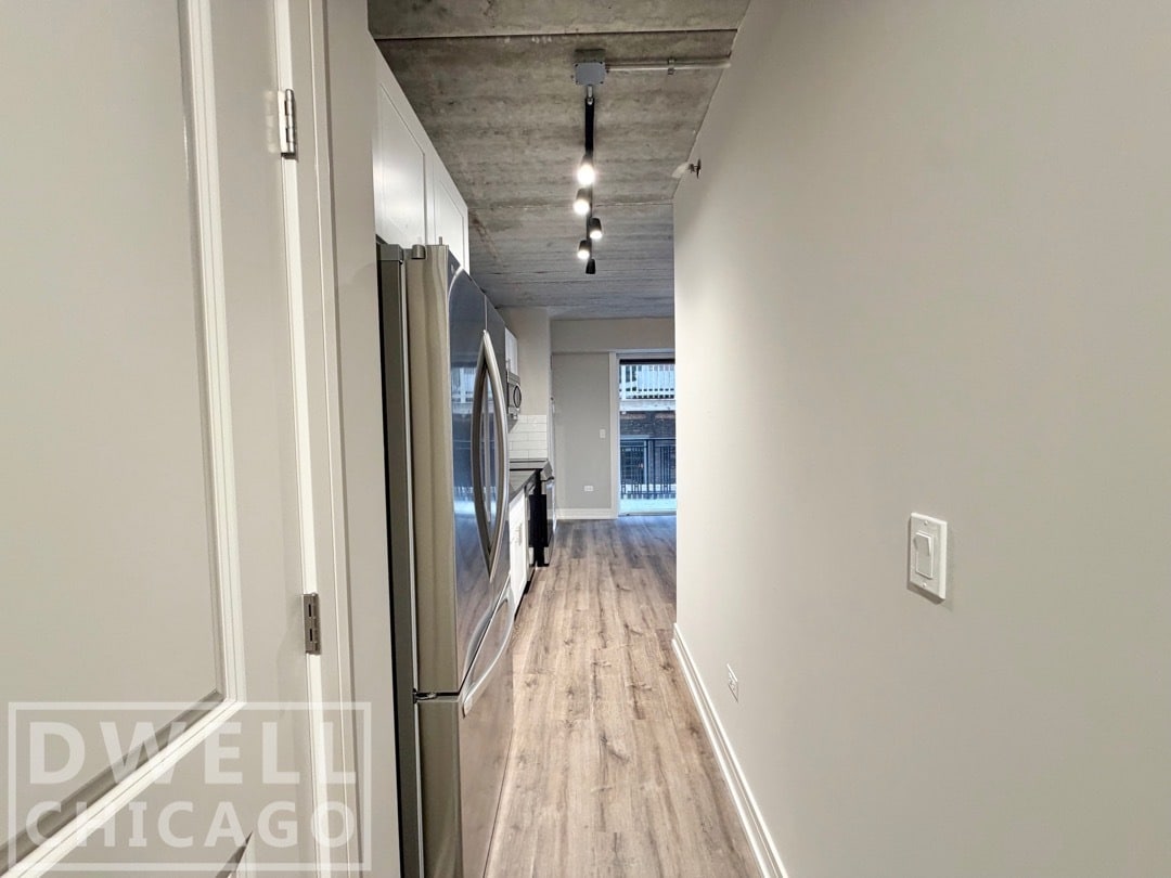 Building Photo - 938 W Carmen Ave