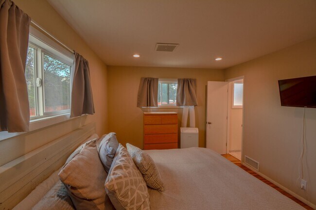 Building Photo - 9501 Arvilla Ave NE