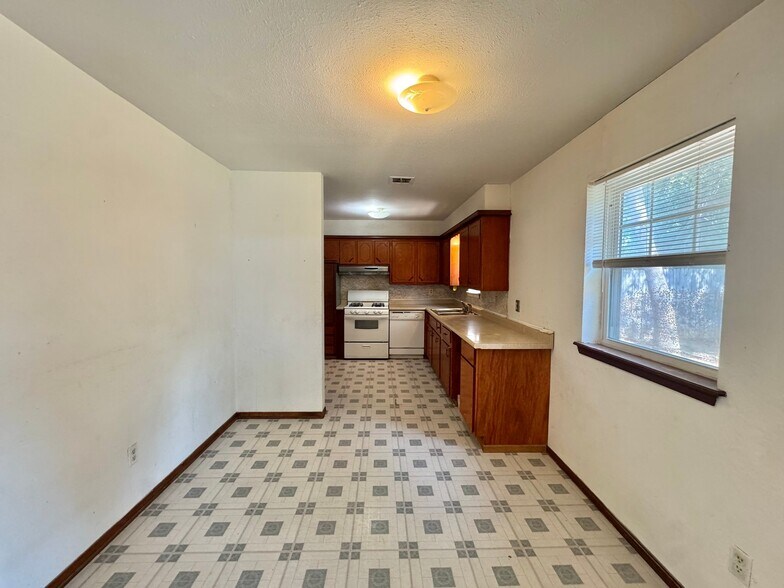 Building Photo - 1233 Straka Terrace