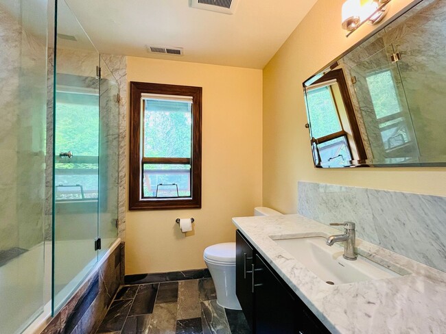 Building Photo - Luxury Estate Retreat in the Heart of Samm...