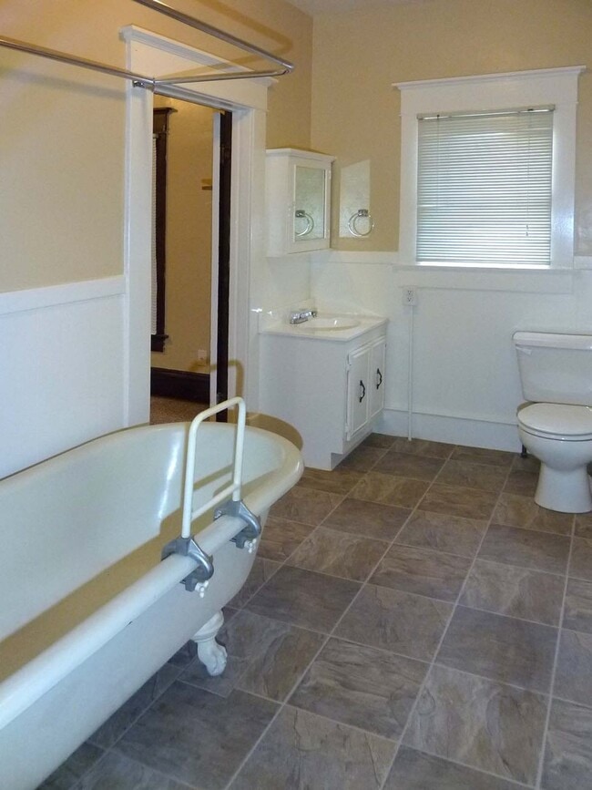 Building Photo - Charming 2 Bedroom with Bonus/Laundry Room