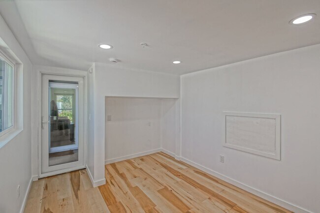 Building Photo - Custom, Modern & Spacious Tri-Level Home w...