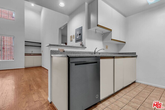 Building Photo - 607 N Rossmore Ave