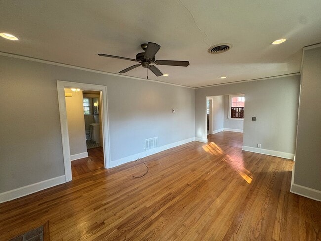 Building Photo - Adorable Home