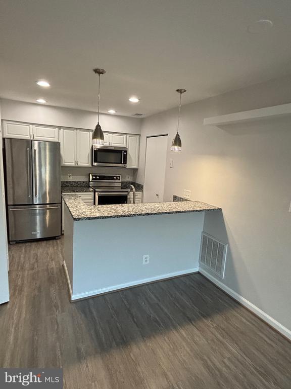 Building Photo - 7604 Lakeside Village Dr