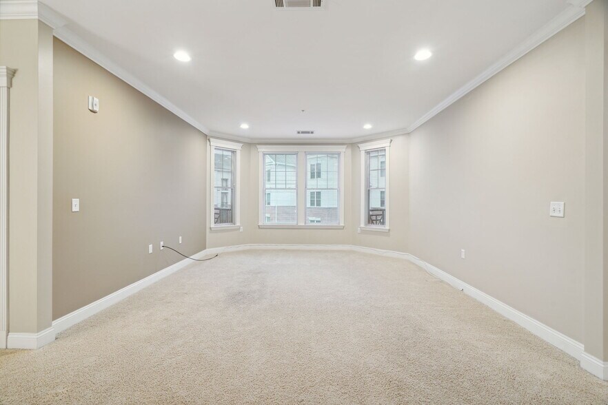 Building Photo - 300 W Elm St