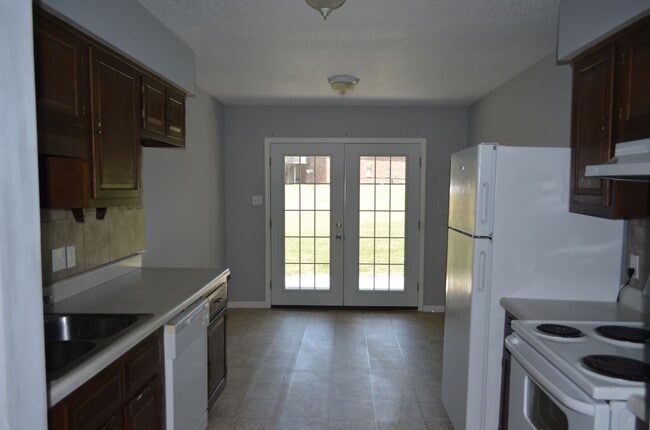 Building Photo - 201-203 Maple Grove Way