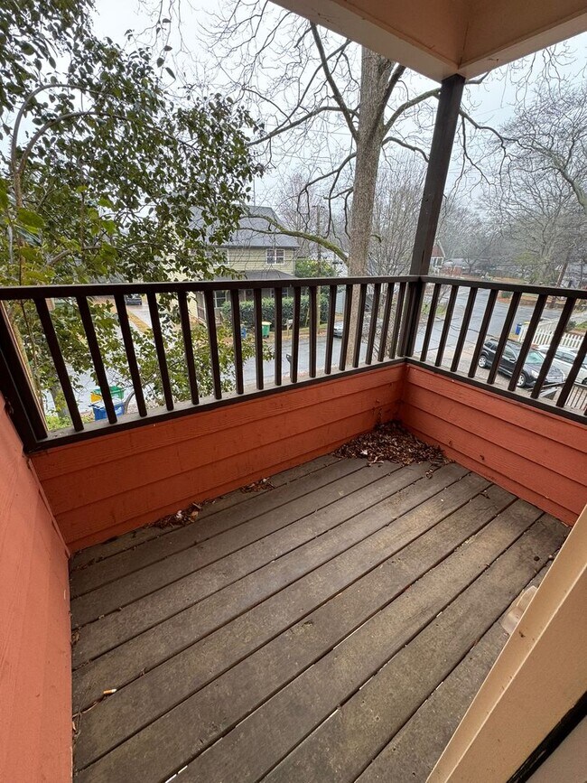 Building Photo - 4 Bedroom Downtown Beauty!