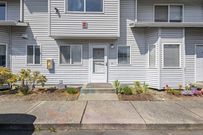 Building Photo - 3BR/2.5BA Townhouse in Courtyard Condos