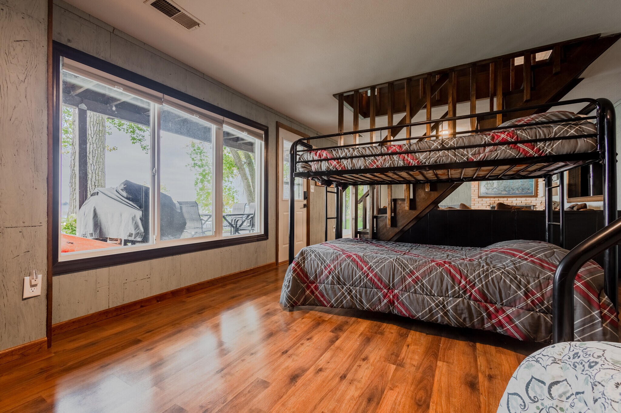Building Photo - 6806 Sunset Strip NW