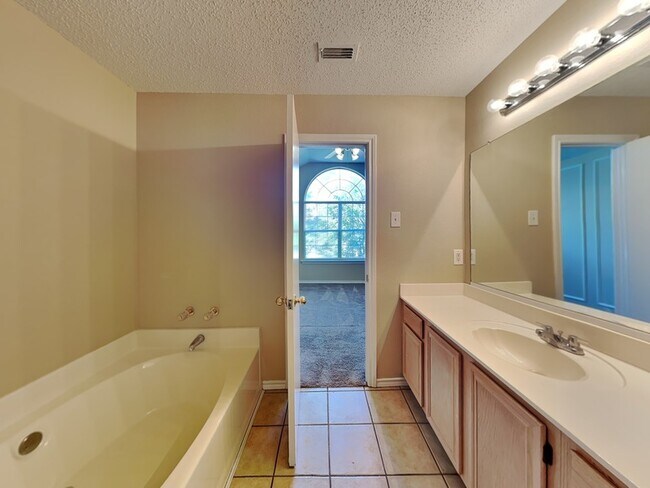 Building Photo - 1017 Woodall Dr