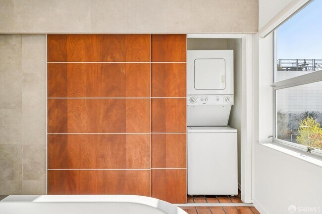 Building Photo - 142 Russ St