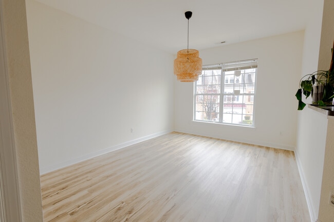 Building Photo - 956 Iron Bridge Dr