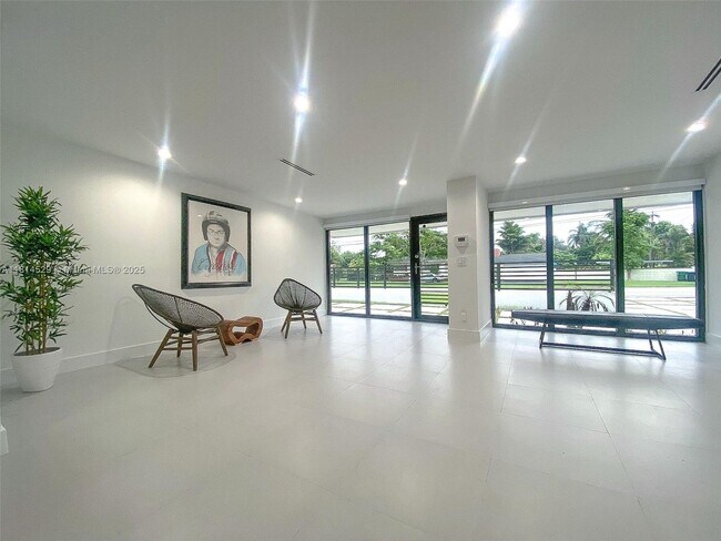 Building Photo - 6025 SW 72nd Ave