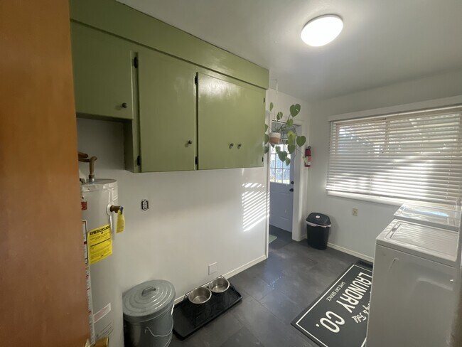 Building Photo - 1055 E 15th N St