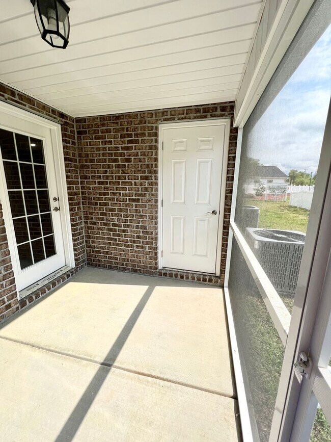 Building Photo - MOVE IN READY - FOUR Bedrooms! Master suite on both levels! Great Conway Location!