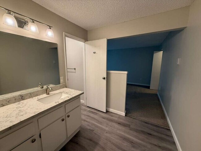 Building Photo - 3 Bedroom 2 Bathroom Plus Parking and Storage!