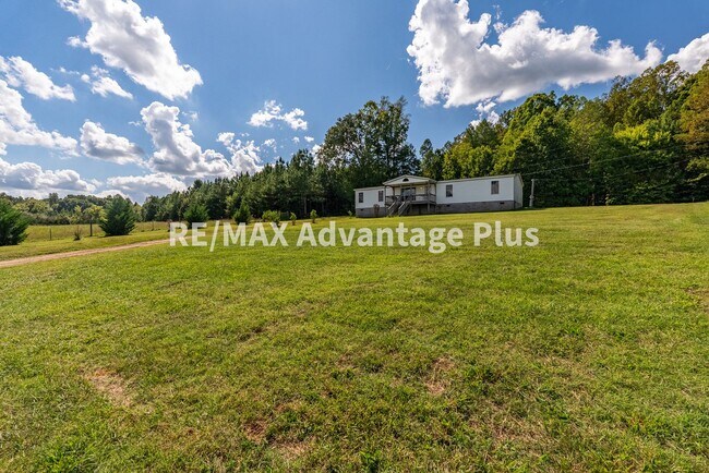 Building Photo - Spacious 4 bedroom home in private setting