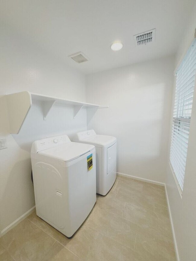 Building Photo - NEW 5 BEDROOM 3 BATHROOM HOME AVILABLE FOR RENT!