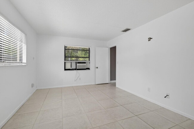 Building Photo - 7107 181st Ct N