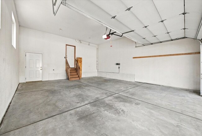 Building Photo - 1075 Yank St