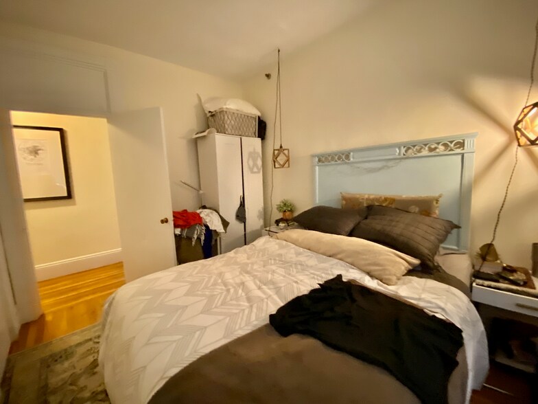 Building Photo - 913 Boylston St